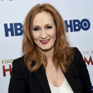 Obr.4: J. K. Rowlingová čelí kritike za svoje vyjadrenia k transgender osobám. Zdroj: https://apnews.com/article/entertainment-jk-rowling-us-news-media-7338b2b262090c00f04deafe2e6689c2